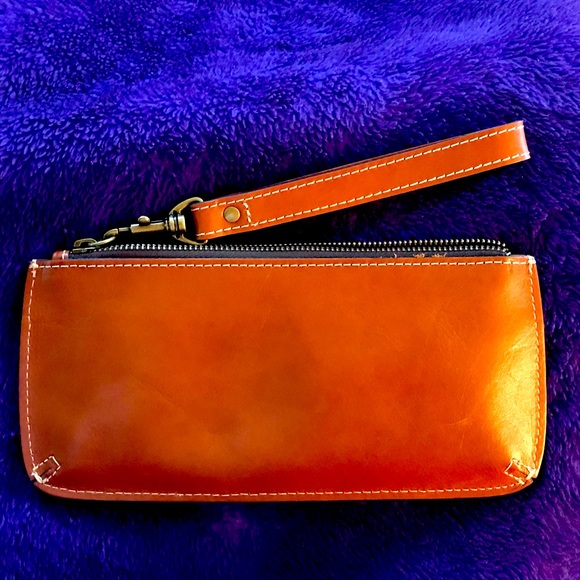 NWOT, Patricia Nash Wristlet ECWOT - Picture 3 of 10